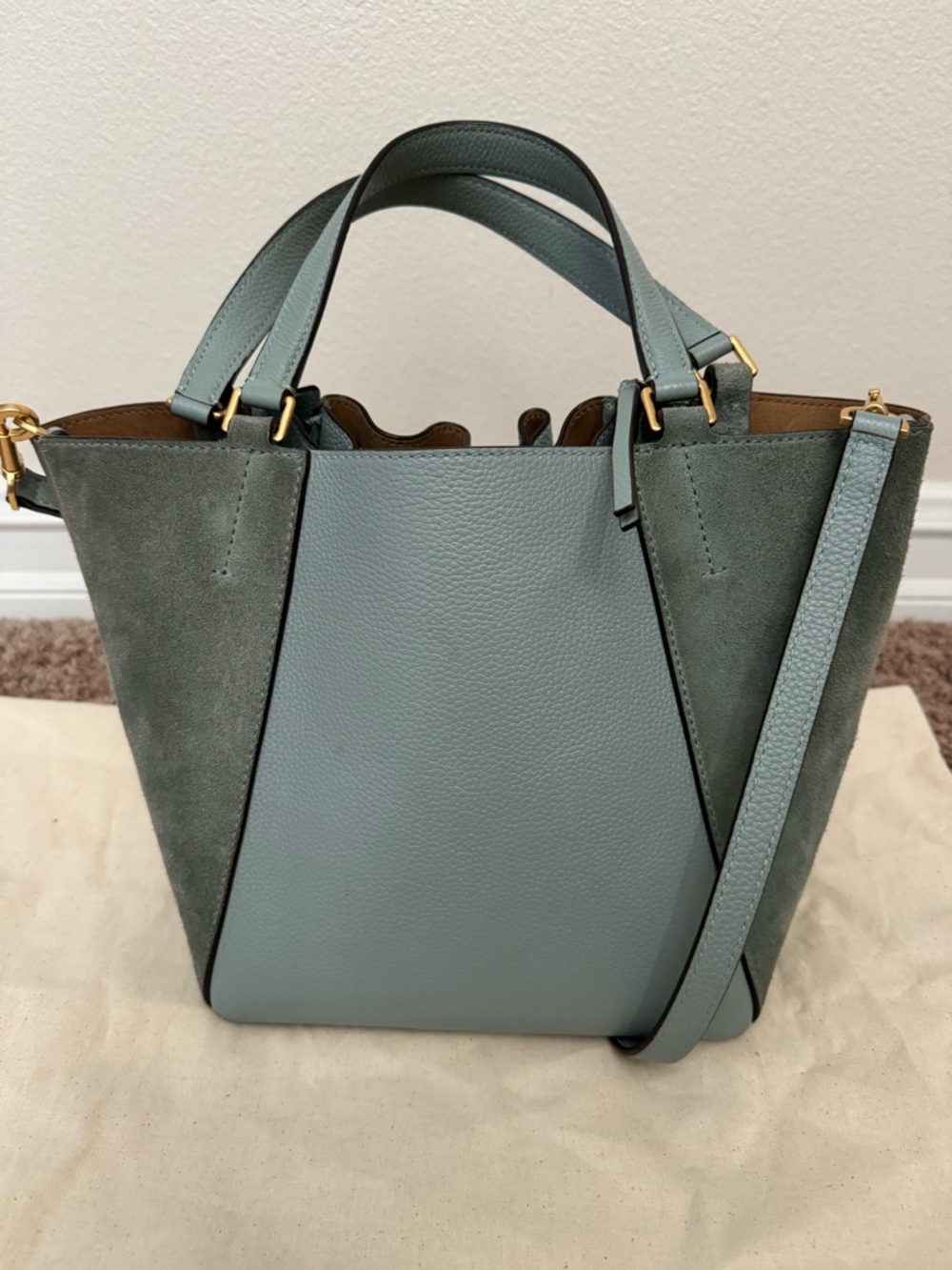 Tory Burch McGraw Dragonfly Drawstring Bucket Bag - Picture 4 of 9